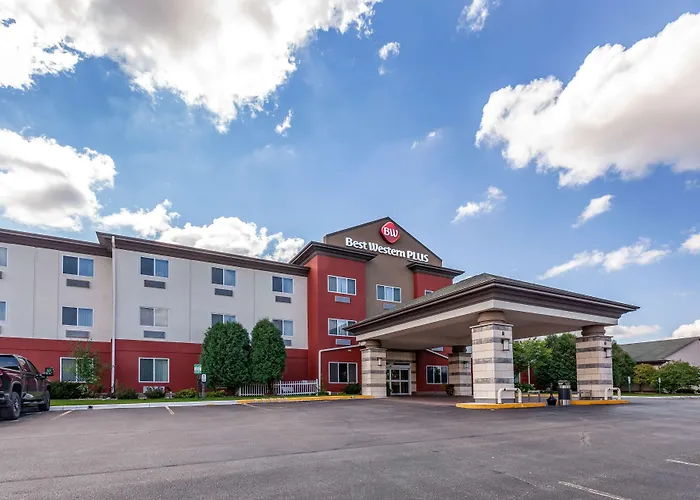 Hotel with pool: Best Western Plus Sparta Trail Lodge
